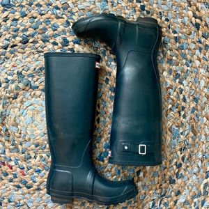 Hunter Boots Navy Matte Color size 8
